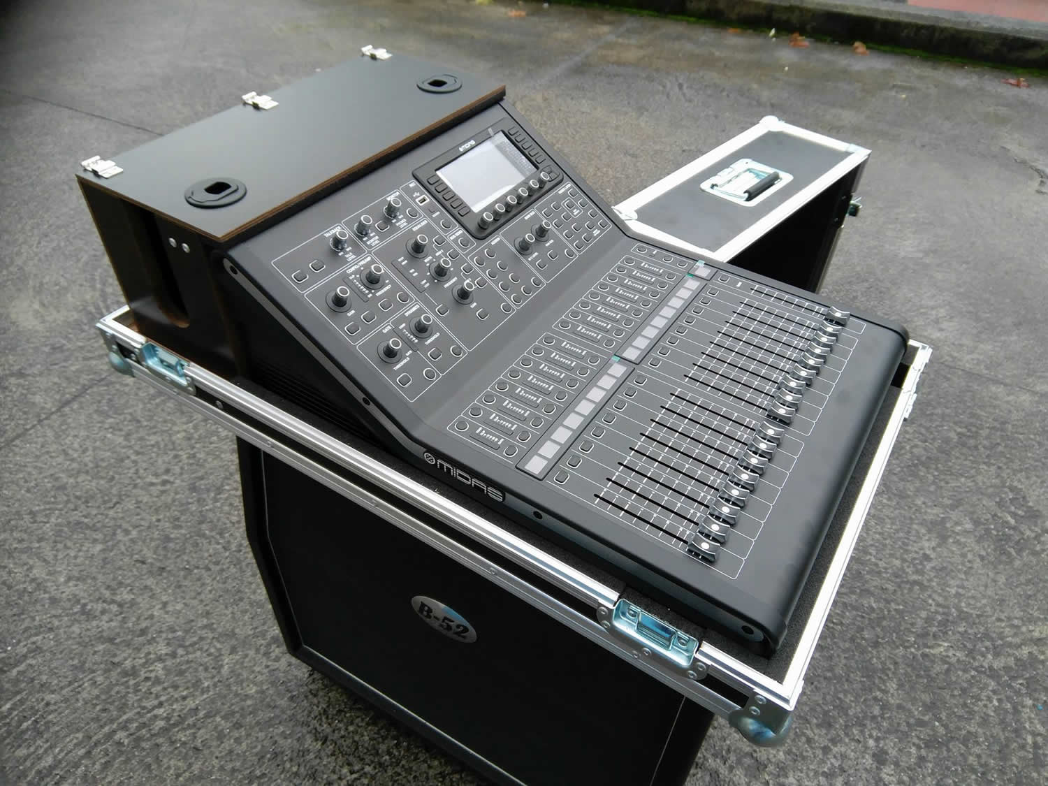 Diseño y fabricación de flight cases motorizados con automatismos y conexiones integradas